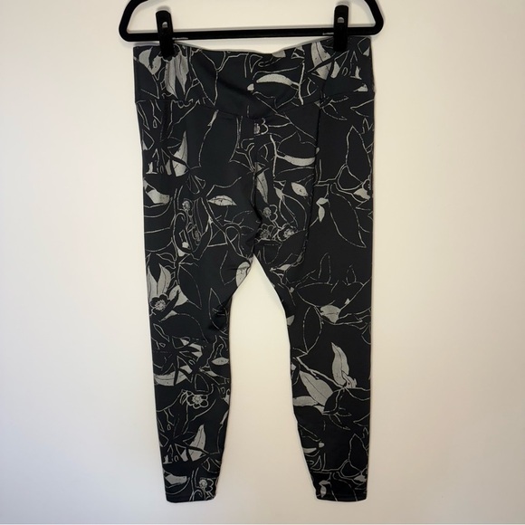 Nike Women’s Black Metallic Floral Sport Leggings Size XXL - Picture 2 of 6